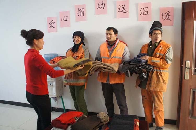 公司开展送温暖活动——为环卫工人捐赠保暖衣物