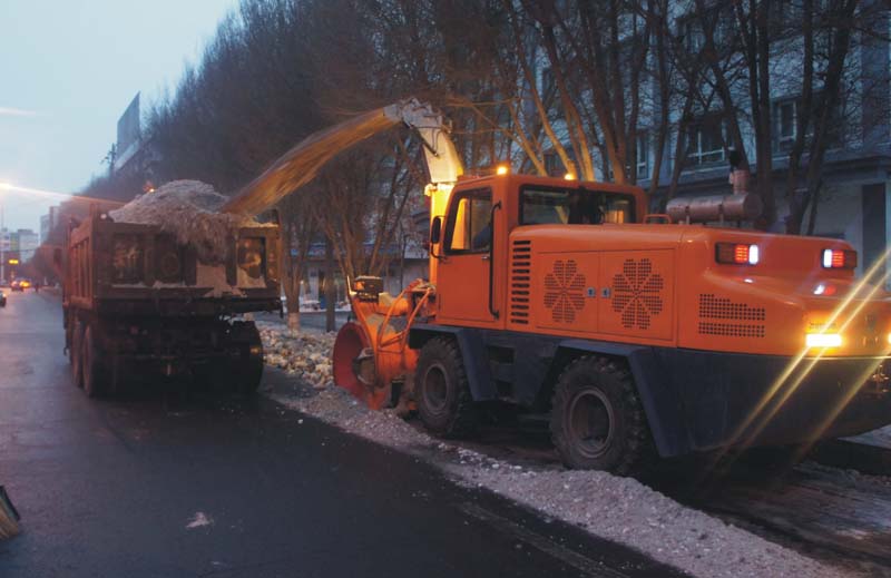 抛雪机与王牌车配合清雪